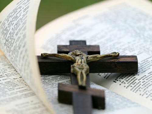 Biblija sa krstom
